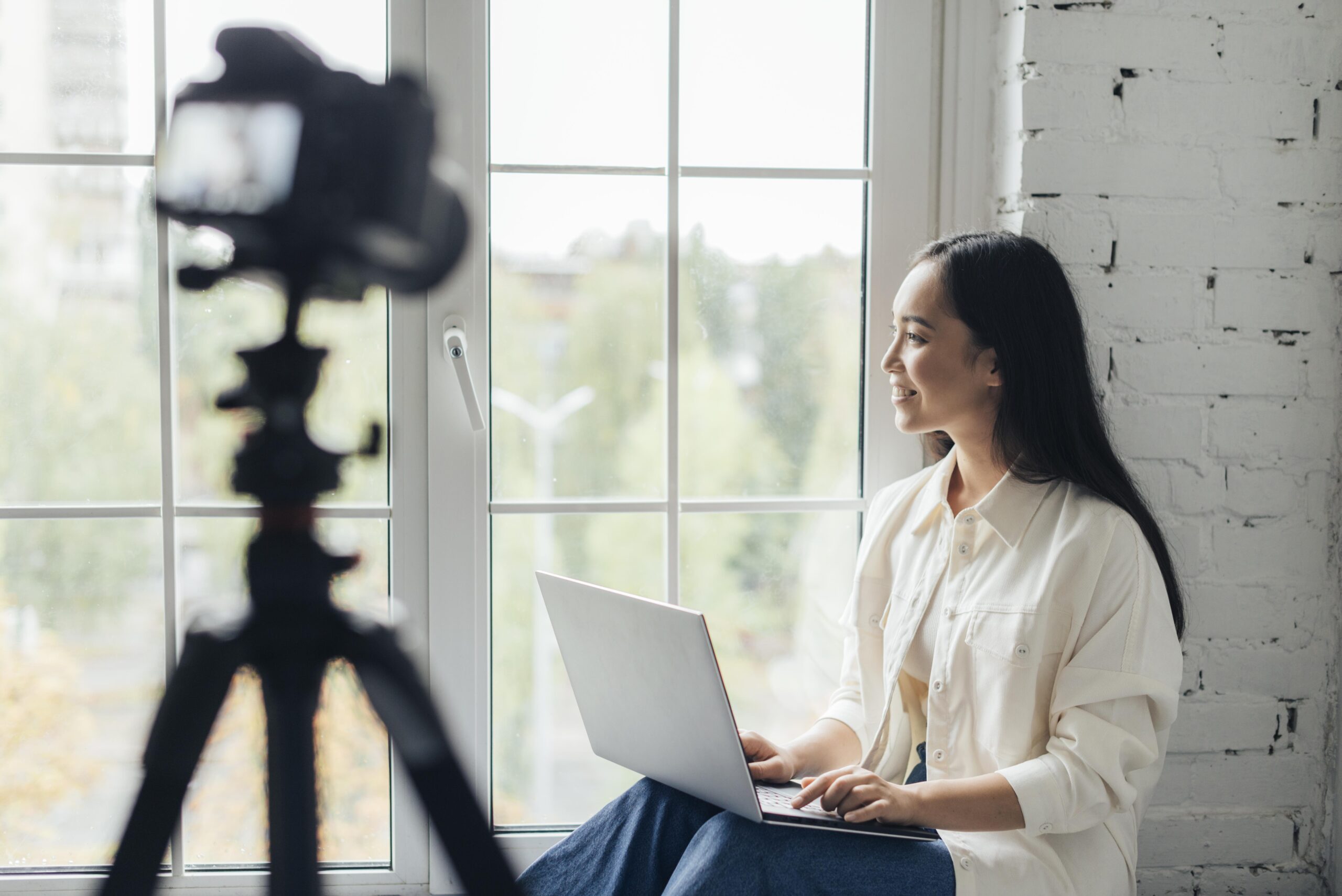 Blogging dan Vlogging: Hobi yang Dibayar